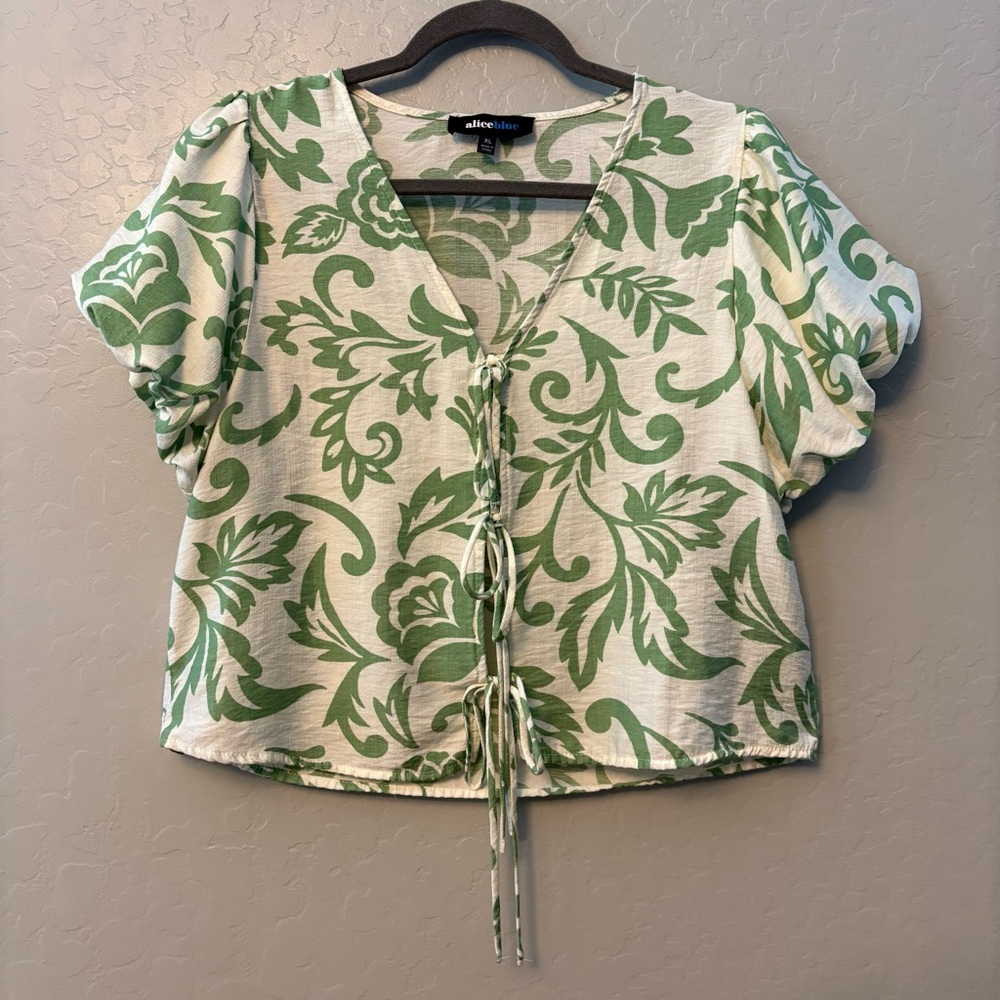 ⭐️Alice blue cream and green floral tie front puff sleeve blouse size xl